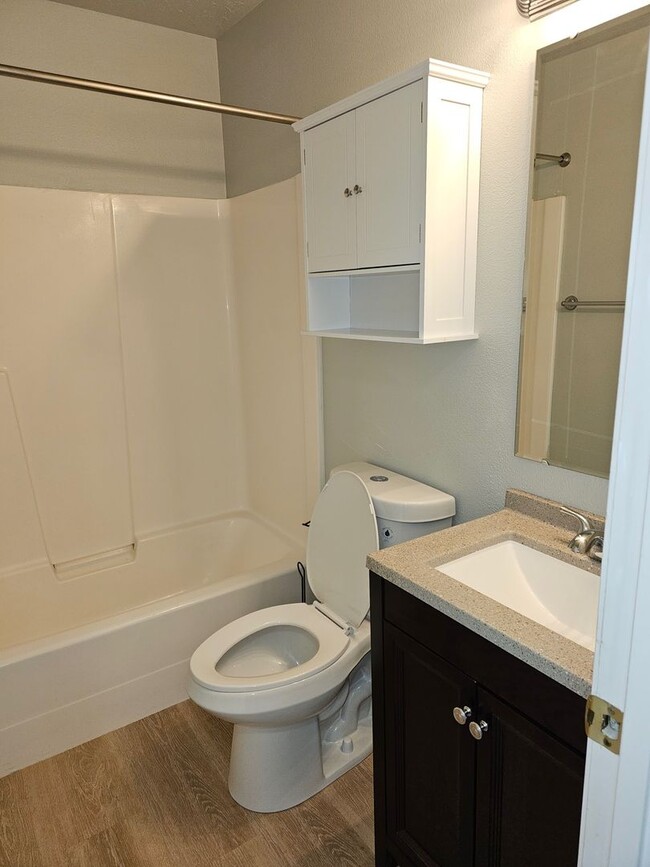 Building Photo - Updated Open Floor Plan in Nampa!