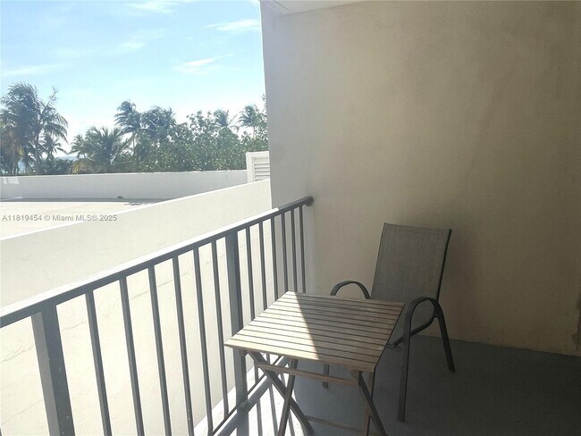 Building Photo - 2625 Collins Ave