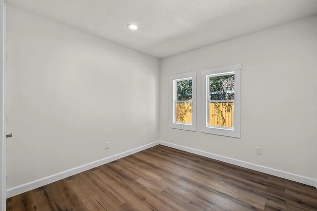 Building Photo - PG-0000