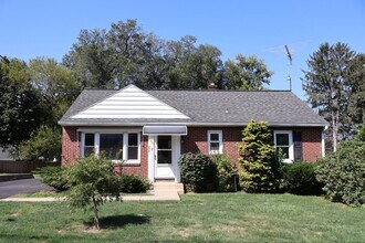 Building Photo - Bungalow in Penn Manor : 2bd/1ba