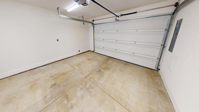 Building Photo - Gated | Light-Filled Townhouse | North Park