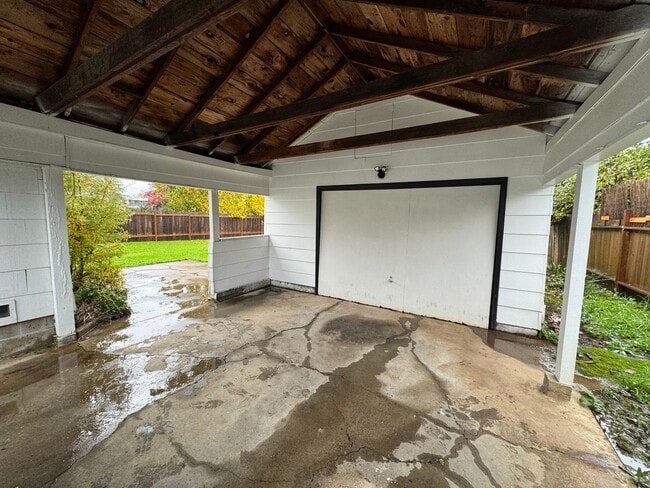 Building Photo - West Roseburg 2 Bedroom house