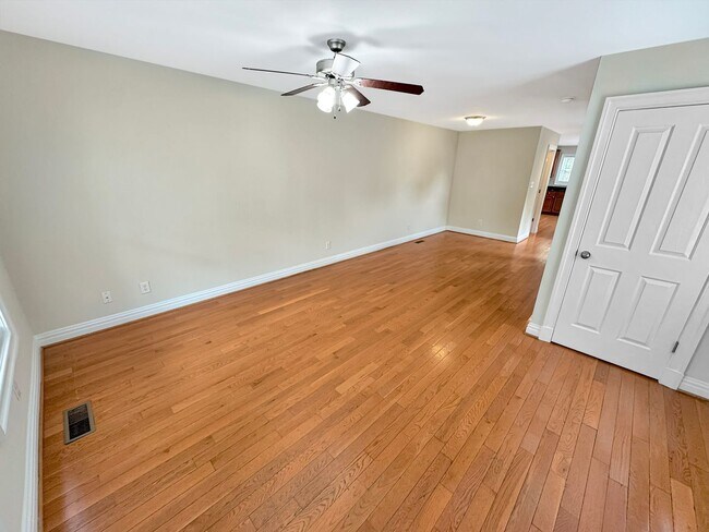 Building Photo - 5 Bedroom Home in VCU Area - Move in Speci...