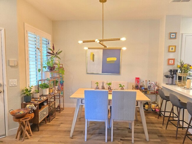 Building Photo - Beautiful Upgraded 2 Bedroom 2 Bathroom Townhouse in Gated Community – Santa Clarita