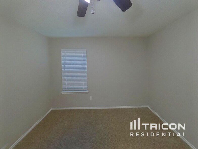 Building Photo - 1112 Roman Dr