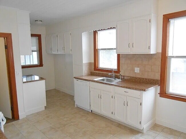Building Photo - Spacious 3 Bedroom, 1 bath in prime Quincy location!