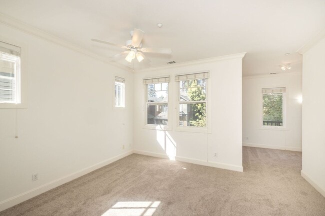 Building Photo - Beautifully Maintained 3 Bed/2.5 Bath Craf...