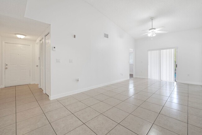 Building Photo - SPACIOUS 2/2 UNIT CENTRALLY LOCATED