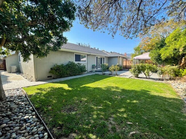 Building Photo - 1305 Antwerp Ln