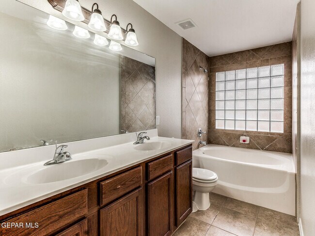Building Photo - 814 Desert Silver Dr