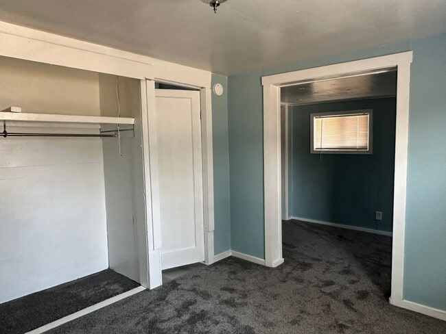 Building Photo - Older 3/1 home in Sutherlin