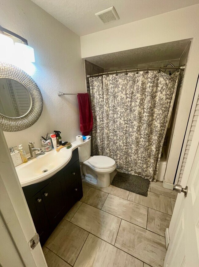 Building Photo - 1 bedroom Creekside Villas Townhome Near O...
