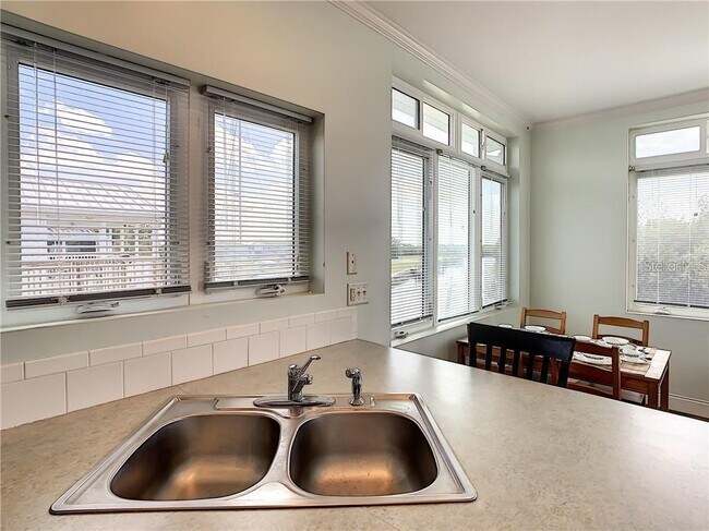 Building Photo - 631 Tahiti Ct