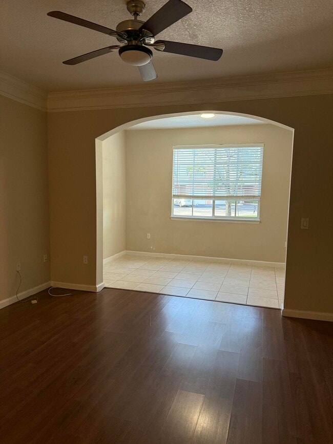 Building Photo - 1111 Myrtlewood Cir E