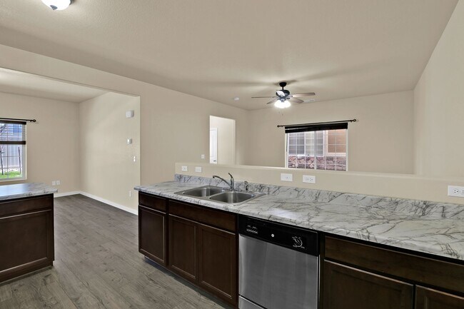 Building Photo - Move-In Ready Townhome with Luxury Finishe...