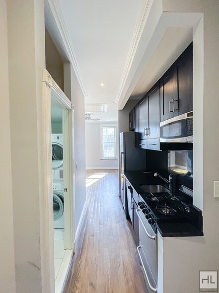 Building Photo - LEROY ST.