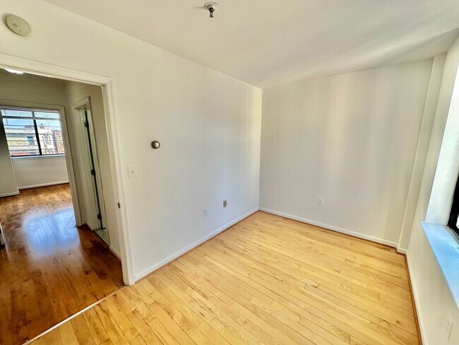 Building Photo - Fantastic 1 Bed with Den/Office/Additional Sleeping area! Conveniently located near Dupont, Logan...