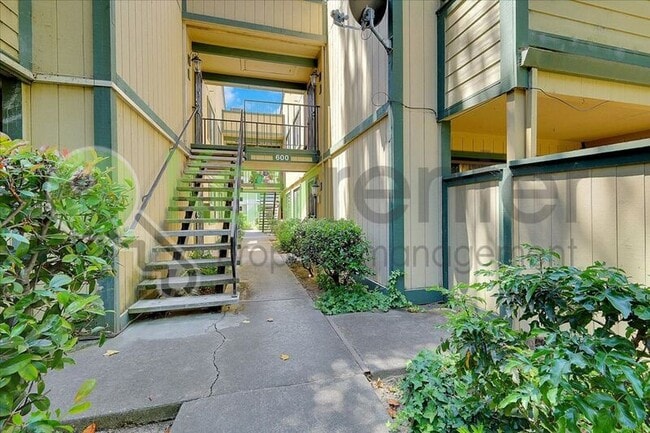 Building Photo - 600 Del Verde Cir