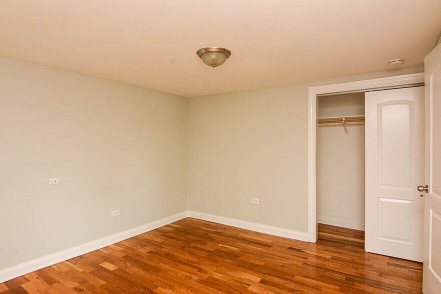 Building Photo - 4242 N Wolcott Ave
