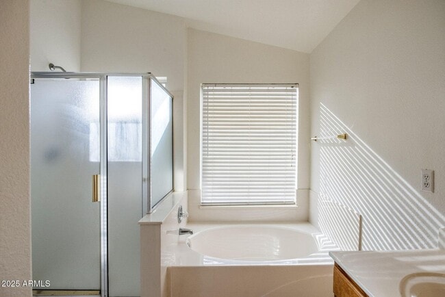 Building Photo - AVAILABLE NOW IN GREAT AVONDALE LOCATION!!!