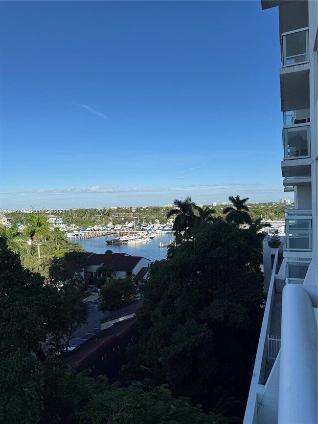 Building Photo - 1861 NW S River Dr