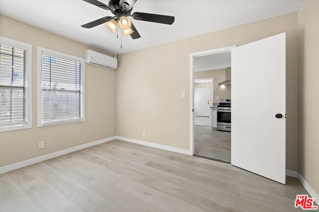 Building Photo - 717 W 75th St