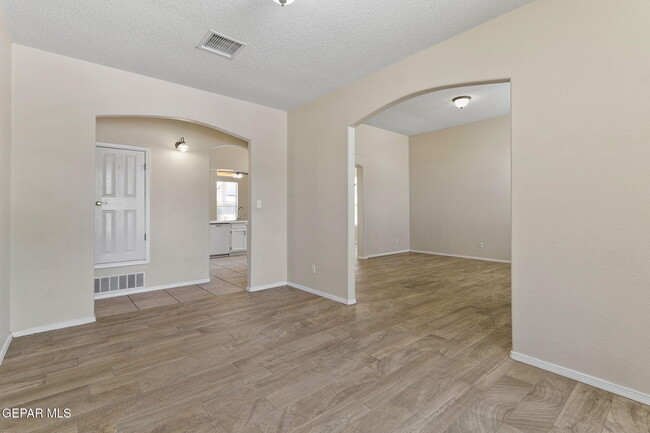 Building Photo - 2029 Sun Chariot St