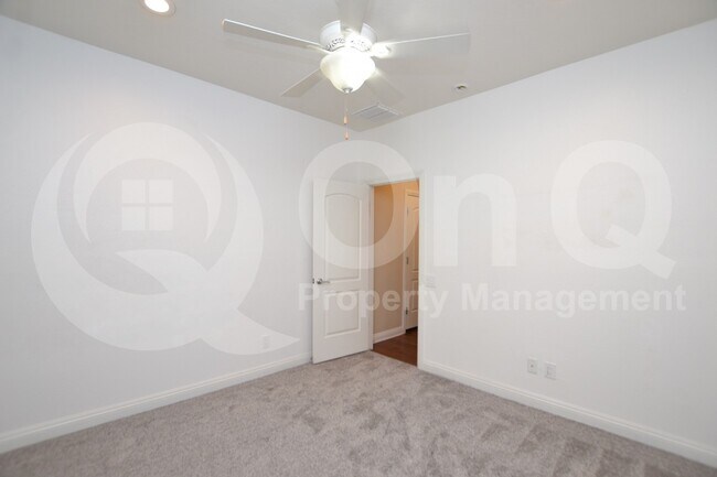 Building Photo - 3747 E Zachary Dr