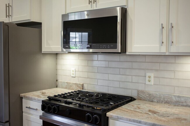 Building Photo - Gorgeous Home Ready for Move In