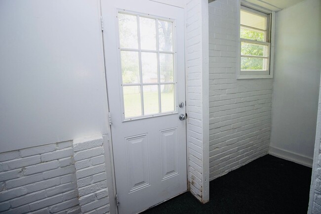 Building Photo - 3 Bedroom, 1 Bathroom Charmer in Cayce - A...