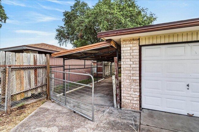 Building Photo - 1622 La Joya St