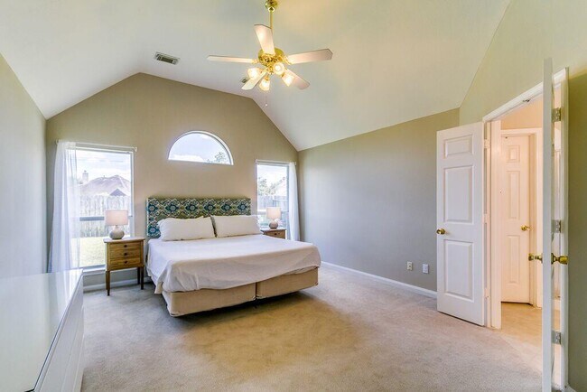 Building Photo - 14015 Blue Vista Dr