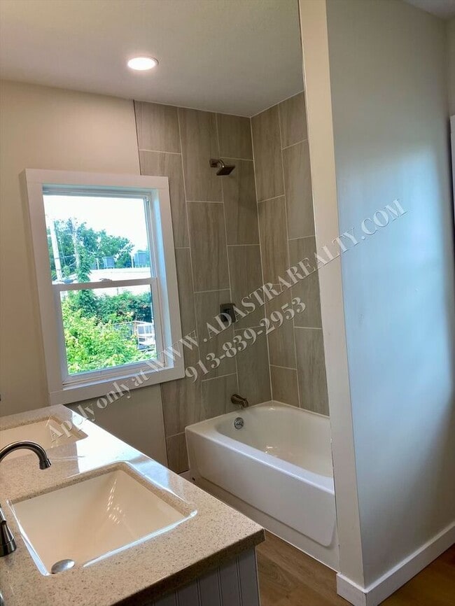 Building Photo - Remodeled 3 Bed 1.5 Bath Home in Kansas Ci...