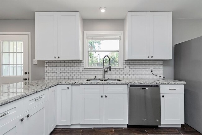 Building Photo - 1719 Longhorn Dr