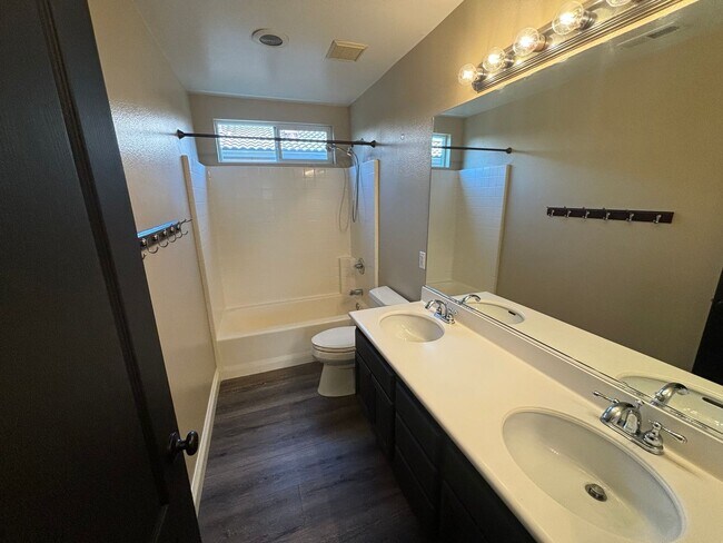 Building Photo - Stunning 3-Bedroom Home with Resort-Style ...