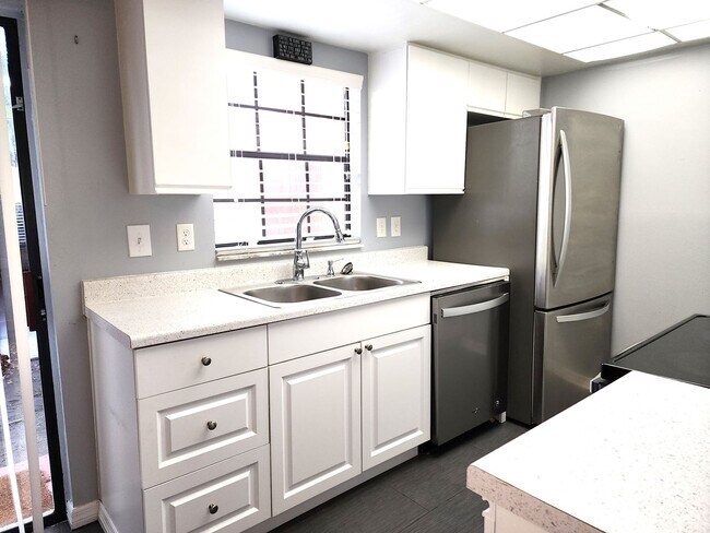 Building Photo - 2-story townhome - Private Patio - Pool - ...