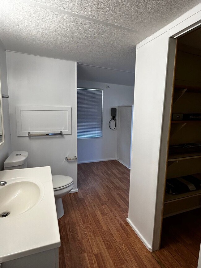 Building Photo - 2 Bedroom Home with a den - Loads of ameni...