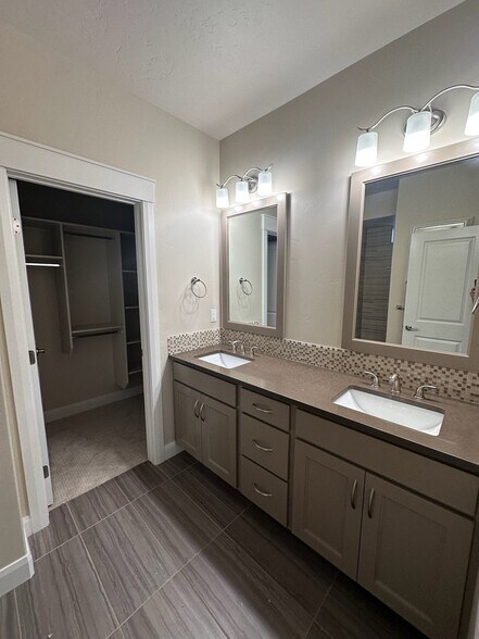 Building Photo - 1471 E Summerheights Dr