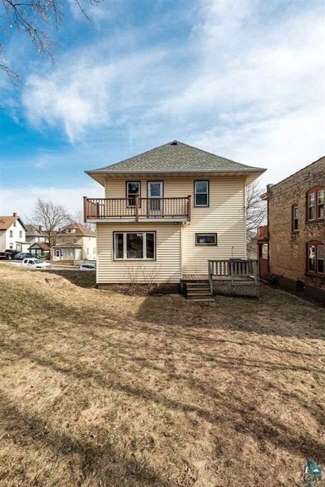 Building Photo - Available For A July/August 1st - 3 Bedroo...