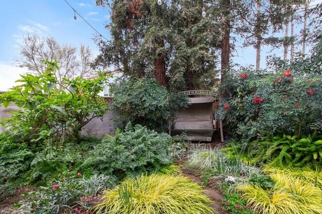 Building Photo - 1921 Ridgemont Way