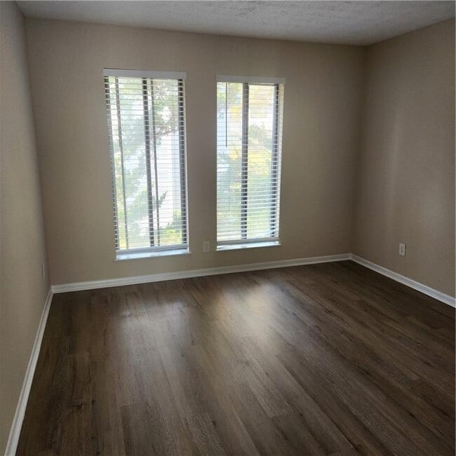 Building Photo - 293 Country Club Dr