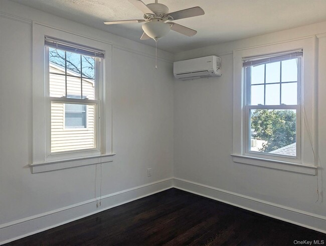Building Photo - 344 Roslyn Ave