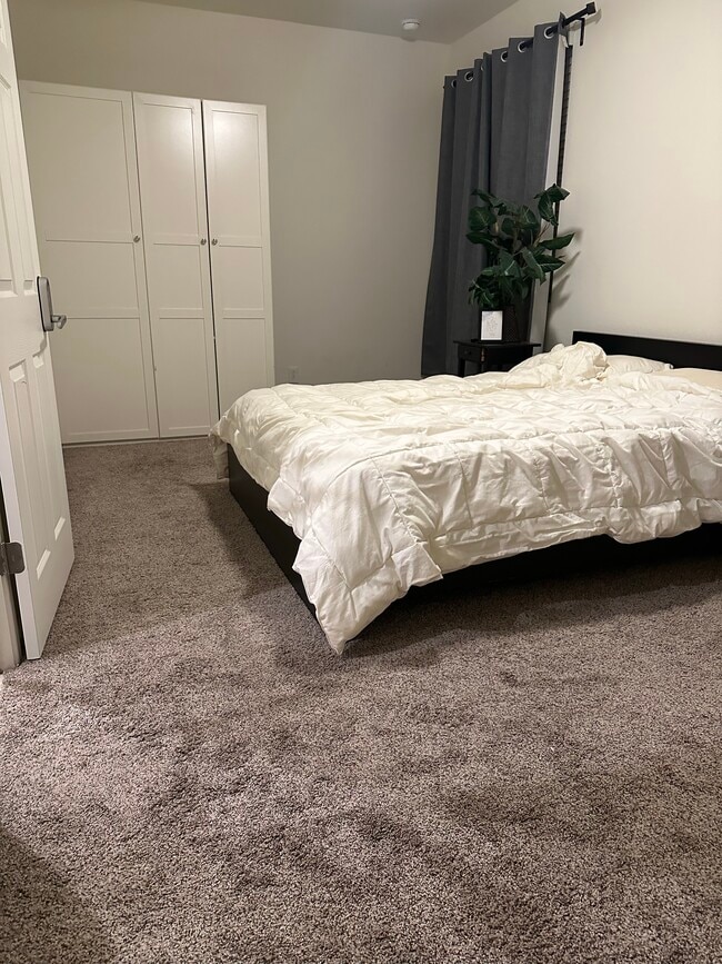 Building Photo - Layton lake oversized private room