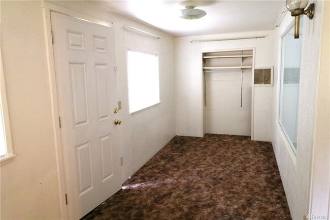 Building Photo - Bremerton Home with Bonus Rooms and Large Yard