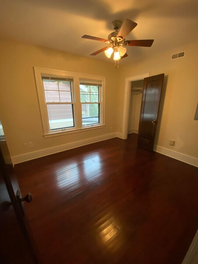 Building Photo - Charming 3-Bedroom, 1 1/2 Bath Upper Duplex in Beautiful Garfield Park Neighborhood