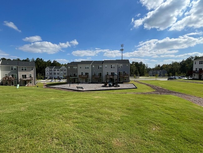 Building Photo - Amazing 3BD, 2.5BA End-Unit Townhome with 4th Bonus Room in the Heart of Durham