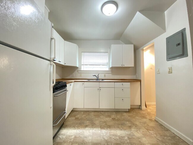 Building Photo - Spacious Studio Apartment