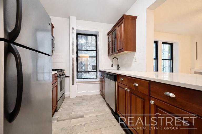 Building Photo - Renovated Giant Prewar 1 bedroom in Brooklyn Heights!