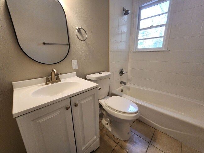 Building Photo - 3 Bedrooms 1.5 Baths Carport - Midtown