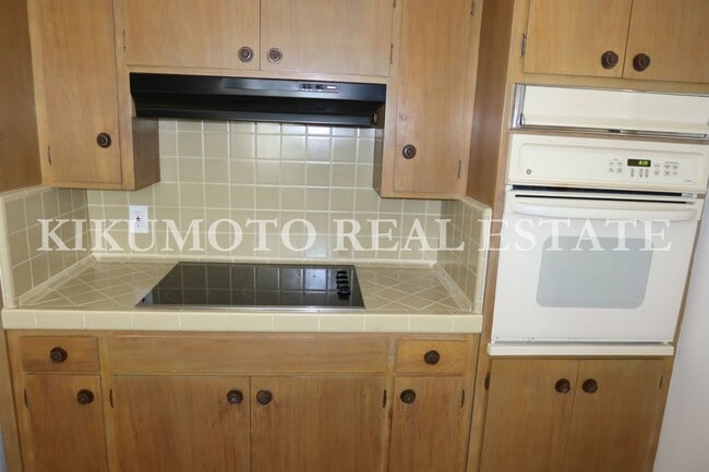 Building Photo - 2 bedrooms, 1 bath, Large 2 car garage & carport